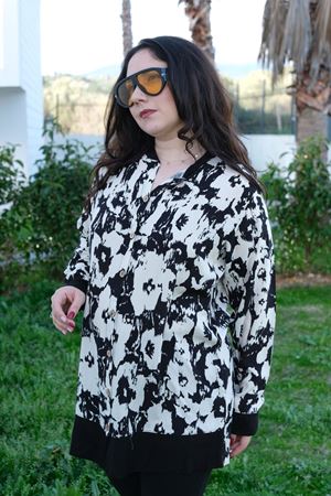 RENKTE BÜYÜK BEDEN SİYAH KOMBİNLİ DESENLİ TUNİK