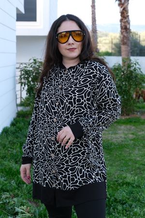 RENKTE BÜYÜK BEDEN SİYAH KOMBİNLİ DESENLİ TUNİK