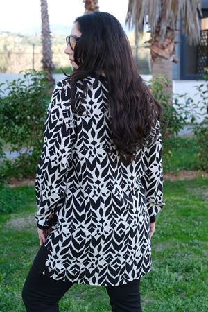 RENKTE BÜYÜK BEDEN SİYAH KOMBİNLİ DESENLİ TUNİK