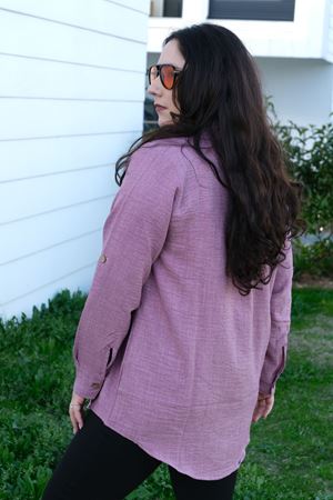 RENKTE BÜYÜK BEDEN TAŞ İŞLEMELİ LİLA KETEN GÖMLEK