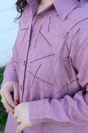 RENKTE BÜYÜK BEDEN TAŞ İŞLEMELİ LİLA KETEN GÖMLEK