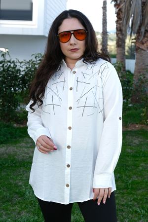 RENKTE BÜYÜK BEDEN TAŞ İŞLEMELİ BEYAZ KETEN GÖMLEK