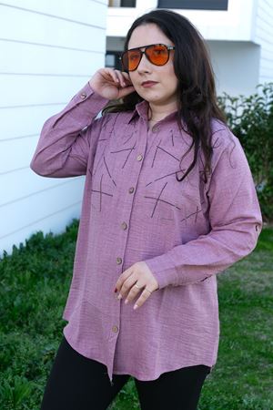 RENKTE BÜYÜK BEDEN TAŞ İŞLEMELİ LİLA KETEN GÖMLEK