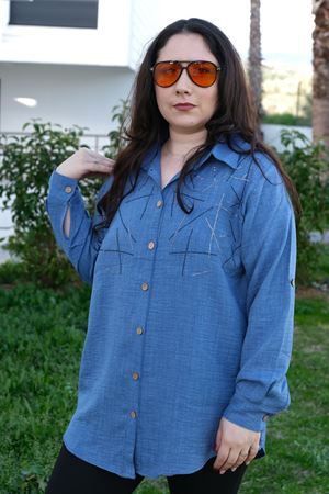 RENKTE BÜYÜK BEDEN TAŞ İŞLEMELİ İNDİGO KETEN GÖMLEK