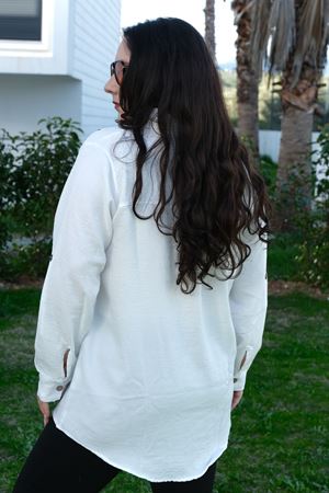 RENKTE BÜYÜK BEDEN TAŞ İŞLEMELİ BEYAZ KETEN GÖMLEK