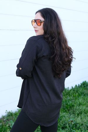 RENKTE BÜYÜK BEDEN TAŞ İŞLEMELİ SİYAH KETEN GÖMLEK