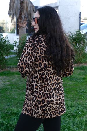 RENKTE BÜYÜK BEDEN DESENLİ KAPRİ KOL DÜĞMELİ BLUZ