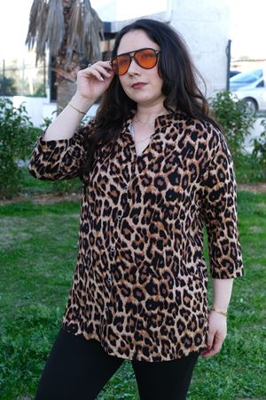 RENKTE BÜYÜK BEDEN DESENLİ KAPRİ KOL DÜĞMELİ BLUZ