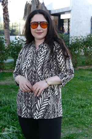 RENKTE BÜYÜK BEDEN DESENLİ KAPRİ KOL DÜĞMELİ BLUZ