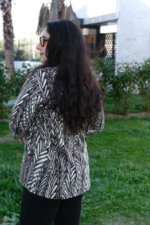 RENKTE BÜYÜK BEDEN DESENLİ KAPRİ KOL DÜĞMELİ BLUZ