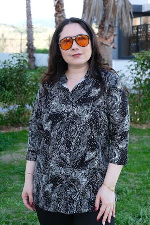 RENKTE BÜYÜK BEDEN DESENLİ KAPRİ KOL DÜĞMELİ BLUZ