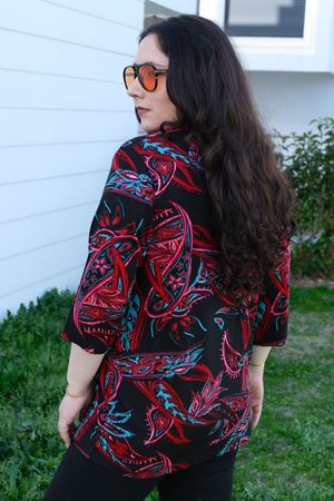 RENKTE BÜYÜK BEDEN DESENLİ KAPRİ KOL DÜĞMELİ BLUZ