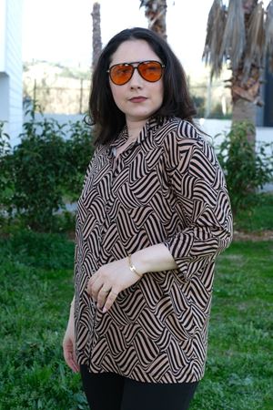 RENKTE BÜYÜK BEDEN DESENLİ KAPRİ KOL DÜĞMELİ BLUZ