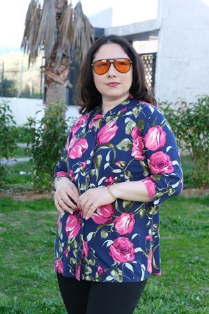 RENKTE BÜYÜK BEDEN DESENLİ KAPRİ KOL DÜĞMELİ BLUZ