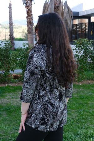 RENKTE BÜYÜK BEDEN DESENLİ KAPRİ KOL DÜĞMELİ BLUZ