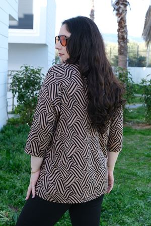 RENKTE BÜYÜK BEDEN DESENLİ KAPRİ KOL DÜĞMELİ BLUZ