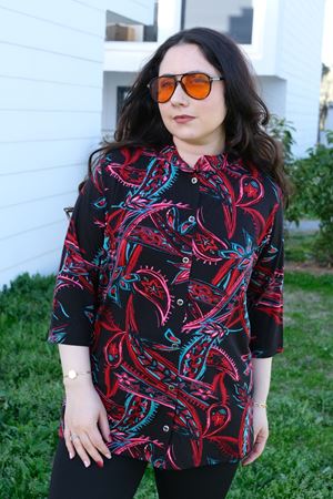 RENKTE BÜYÜK BEDEN DESENLİ KAPRİ KOL DÜĞMELİ BLUZ