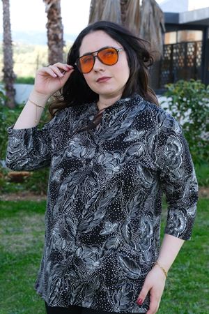 RENKTE BÜYÜK BEDEN DESENLİ KAPRİ KOL DÜĞMELİ BLUZ