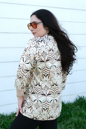 RENKTE BÜYÜK BEDEN DESENLİ KAPRİ KOL DÜĞMELİ BLUZ