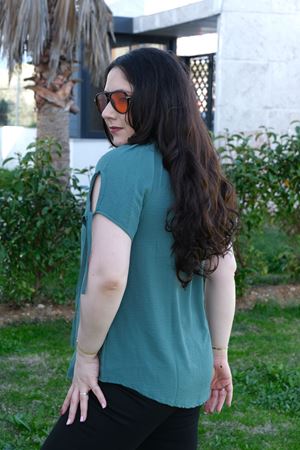 RENKTE BÜYÜK BEDEN KOL BAĞLAMALI YEŞİL BLUZ