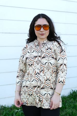 RENKTE BÜYÜK BEDEN DESENLİ KAPRİ KOL DÜĞMELİ BLUZ