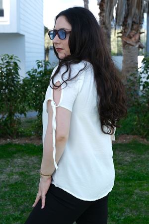 RENKTE BÜYÜK BEDEN KOL BAĞLAMALI BEYAZ BLUZ