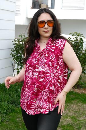 RENKTE BÜYÜK BEDEN KALIN ASKILI DESENLİ BLUZ