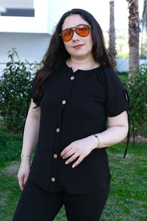 RENKTE BÜYÜK BEDEN KOL BAĞLAMALI SİYAH BLUZ