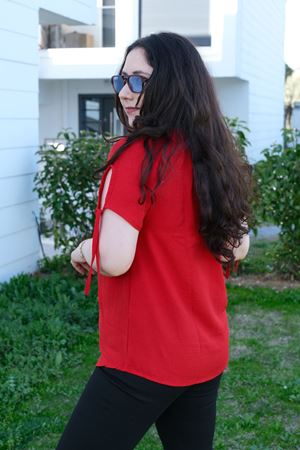 RENKTE BÜYÜK BEDEN KOL BAĞLAMALI KIRMIZI BLUZ