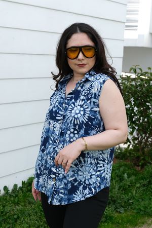 RENKTE BÜYÜK BEDEN KALIN ASKILI DESENLİ BLUZ