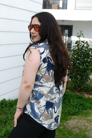 RENKTE BÜYÜK BEDEN KALIN ASKILI DESENLİ BLUZ