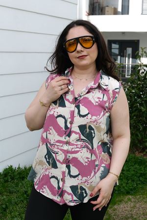 RENKTE BÜYÜK BEDEN KALIN ASKILI DESENLİ BLUZ