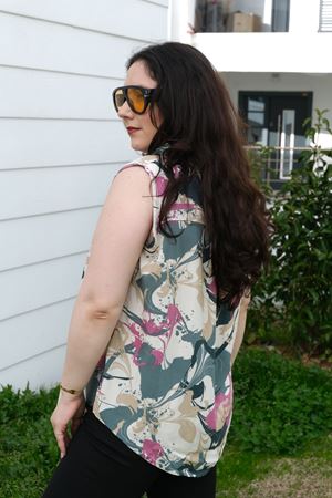 RENKTE BÜYÜK BEDEN KALIN ASKILI DESENLİ BLUZ