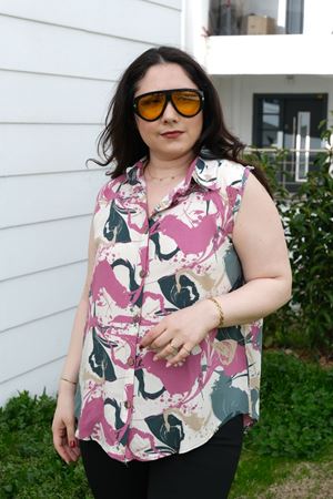 RENKTE BÜYÜK BEDEN KALIN ASKILI DESENLİ BLUZ