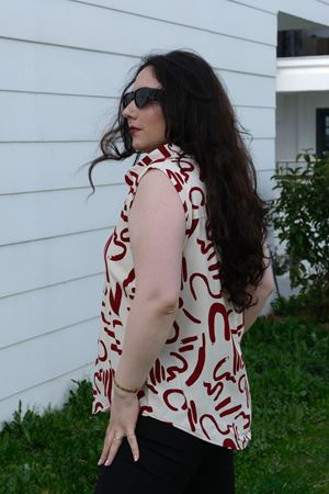 RENKTE BÜYÜK BEDEN KALIN ASKILI DESENLİ BLUZ