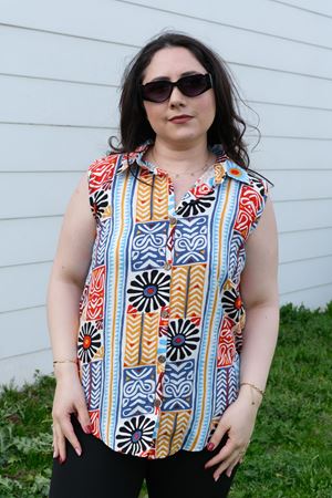 RENKTE BÜYÜK BEDEN KALIN ASKILI DESENLİ BLUZ