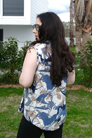 RENKTE BÜYÜK BEDEN KALIN ASKILI DESENLİ BLUZ