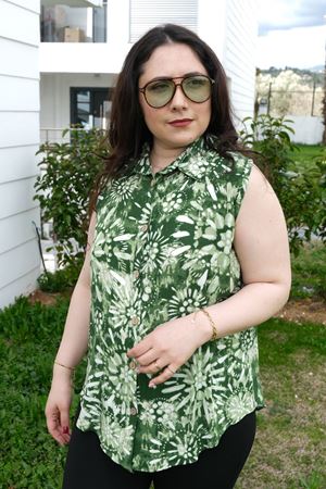 RENKTE BÜYÜK BEDEN KALIN ASKILI DESENLİ BLUZ