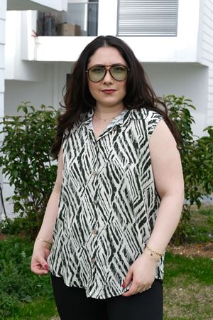 RENKTE BÜYÜK BEDEN KALIN ASKILI DESENLİ BLUZ