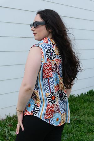 RENKTE BÜYÜK BEDEN KALIN ASKILI DESENLİ BLUZ