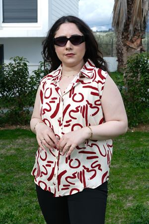 RENKTE BÜYÜK BEDEN KALIN ASKILI DESENLİ BLUZ