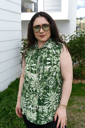 RENKTE BÜYÜK BEDEN KALIN ASKILI DESENLİ BLUZ