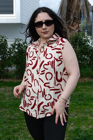 RENKTE BÜYÜK BEDEN KALIN ASKILI DESENLİ BLUZ