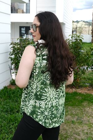 RENKTE BÜYÜK BEDEN KALIN ASKILI DESENLİ BLUZ