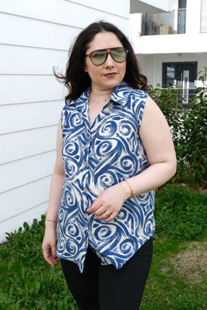 RENKTE BÜYÜK BEDEN KALIN ASKILI DESENLİ BLUZ