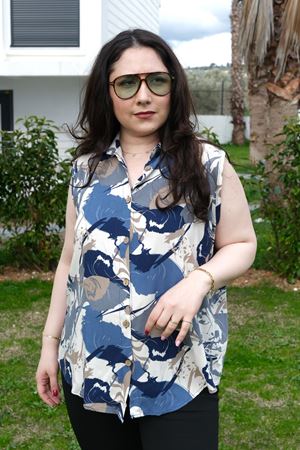 RENKTE BÜYÜK BEDEN KALIN ASKILI DESENLİ BLUZ