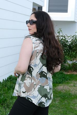 RENKTE BÜYÜK BEDEN KALIN ASKILI DESENLİ BLUZ