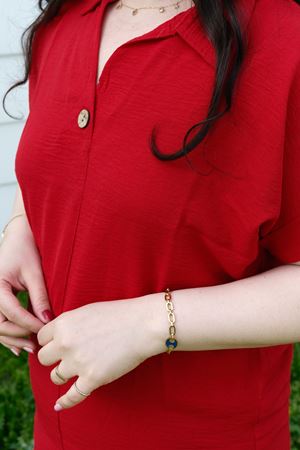 RENKTE BÜYÜK BEDEN DÜĞME DETAYLI KIRMIZI KISA KOLLU BLUZ