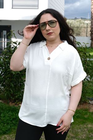 RENKTE BÜYÜK BEDEN DÜĞME DETAYLI BEYAZ KISA KOLLU BLUZ