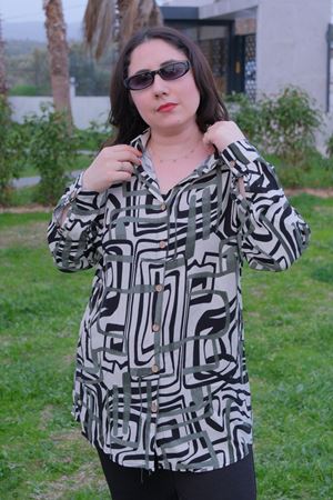 RENKTE BÜYÜK BEDEN DESENLİ DÜĞMELİ GÖMLEK